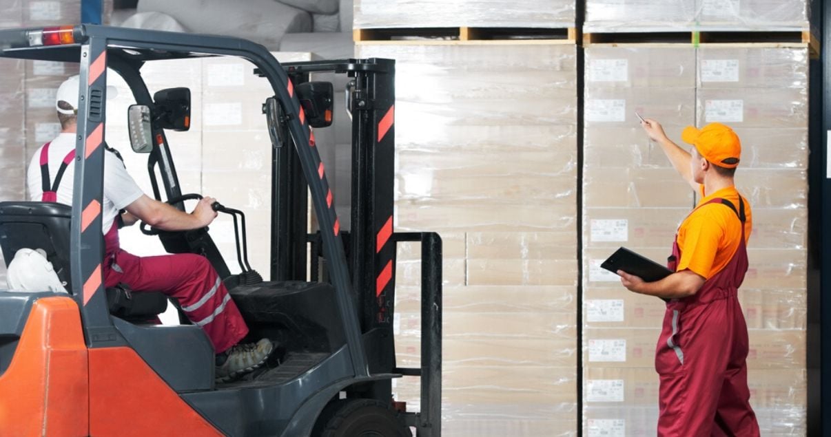 Dos hombres trabajando con una maquina como parte del personal eventual de una empresa